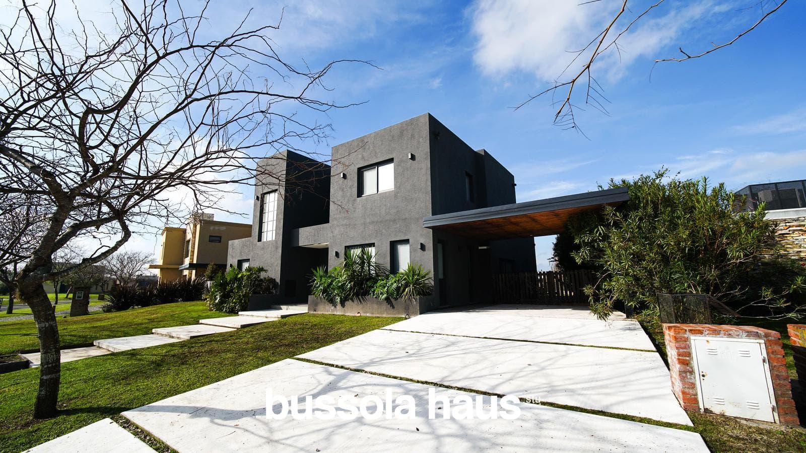 5-room lakefront house for sale with a pool and garage in Cantón Norte, Escobar