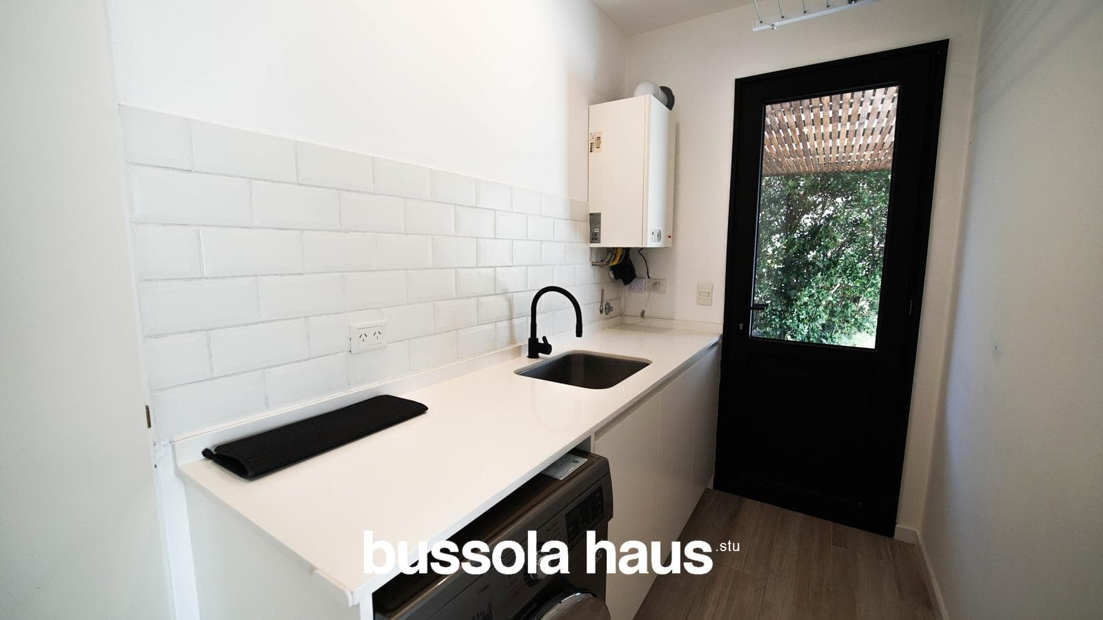 5-room lakefront house for sale with a pool and garage in Cantón Norte, Escobar