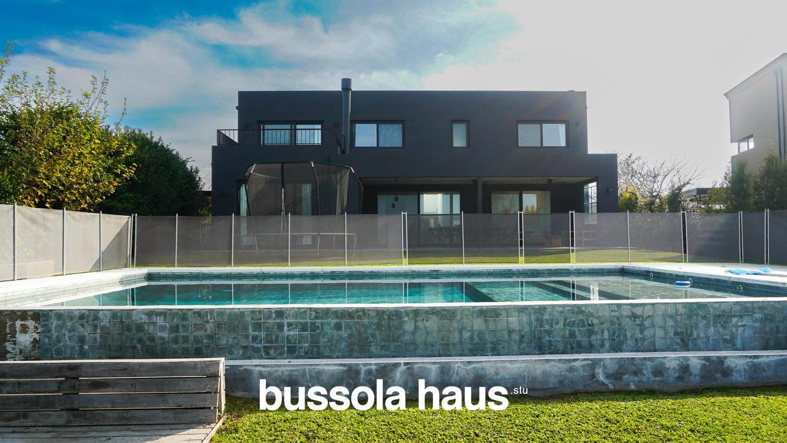 5-room lakefront house for sale with a pool and garage in Cantón Norte, Escobar