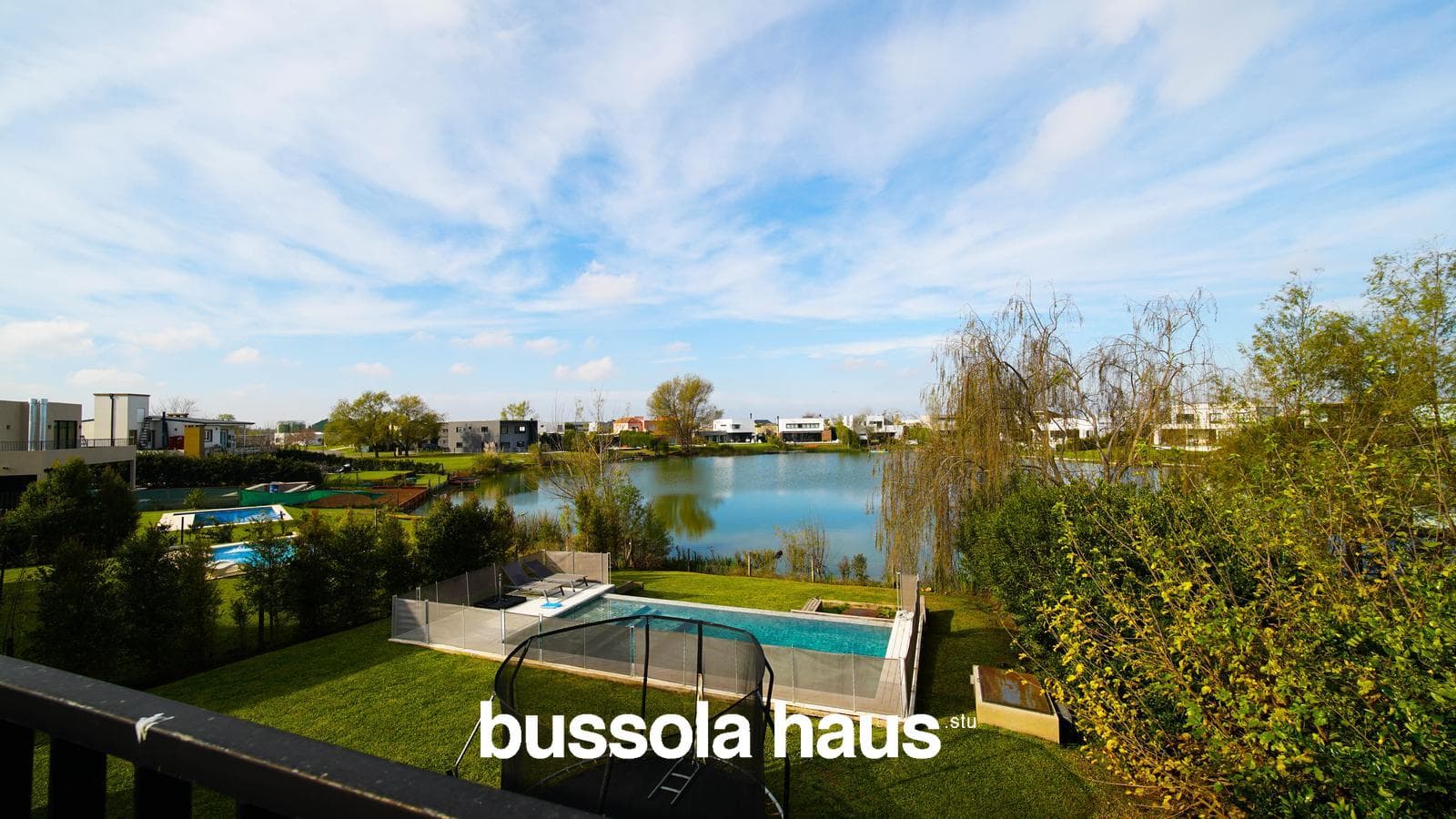 5-room lakefront house for sale with a pool and garage in Cantón Norte, Escobar