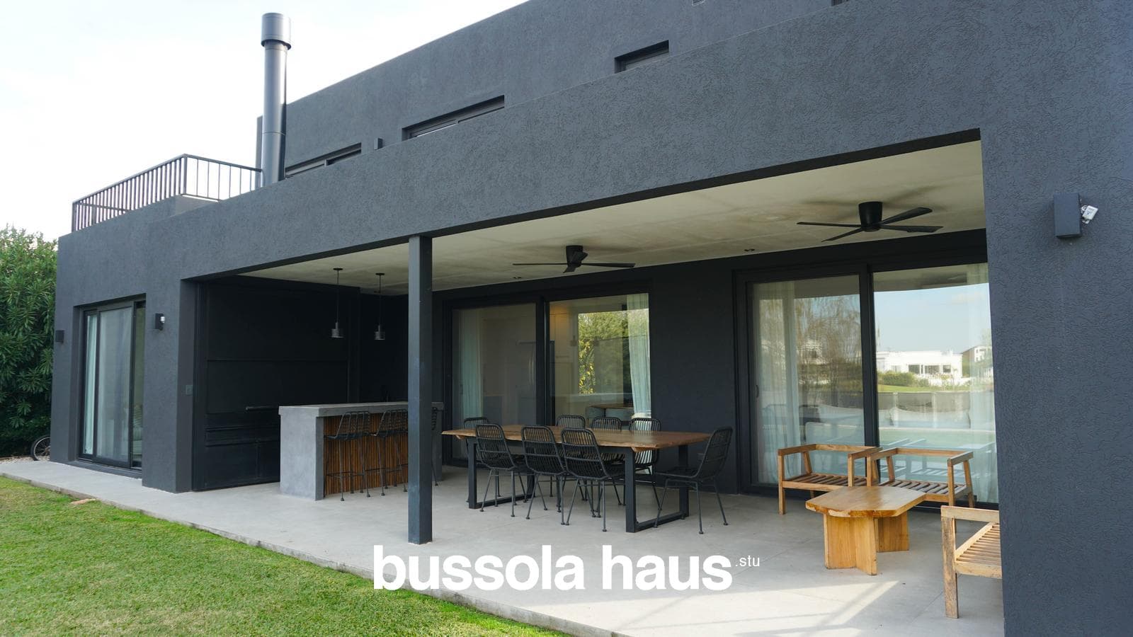 5-room lakefront house for sale with a pool and garage in Cantón Norte, Escobar