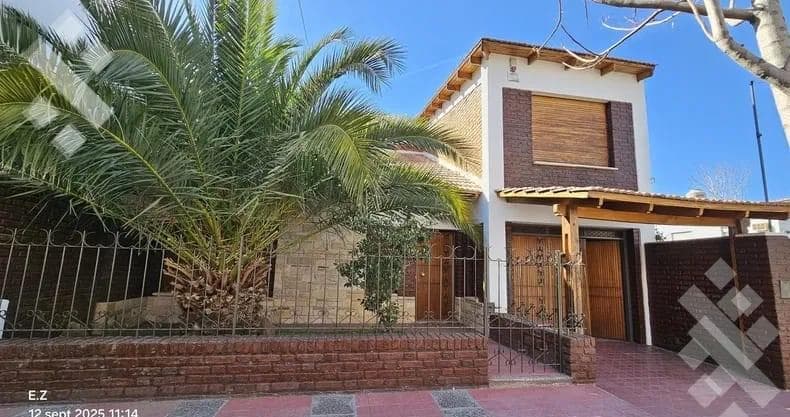 House for Sale on Miguel A. Camino Street, around number 400 - Neuquén -
