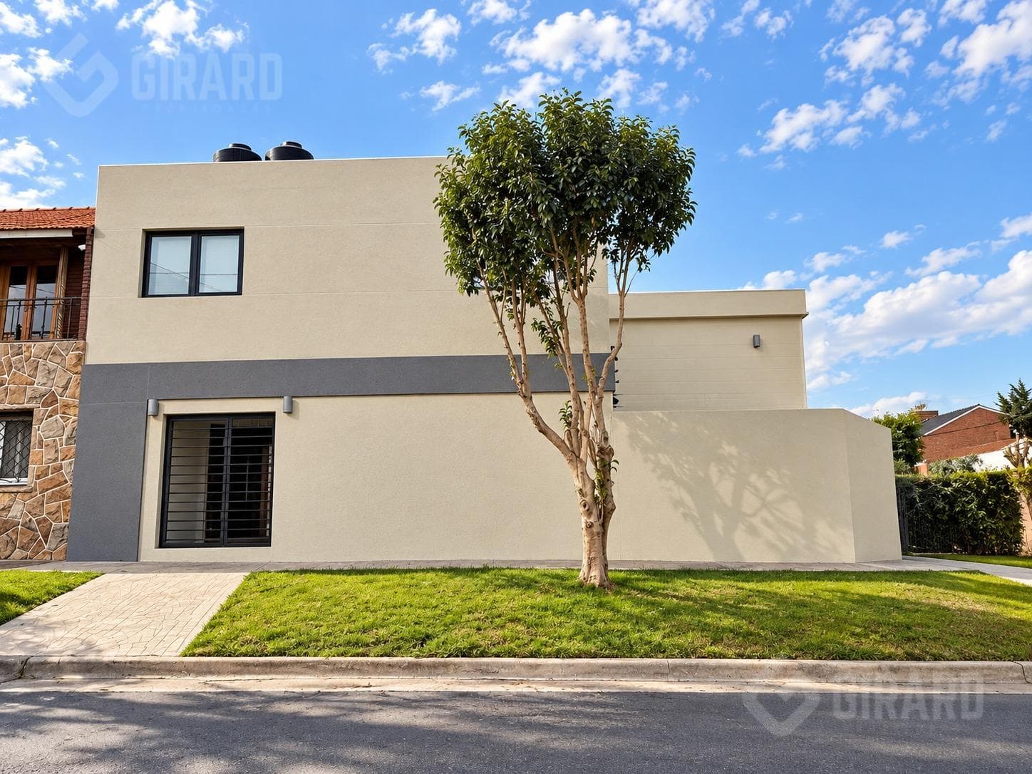Casa en venta de 4 ambientes con piscina climatizada, en impecable estado, zona san Carlos.