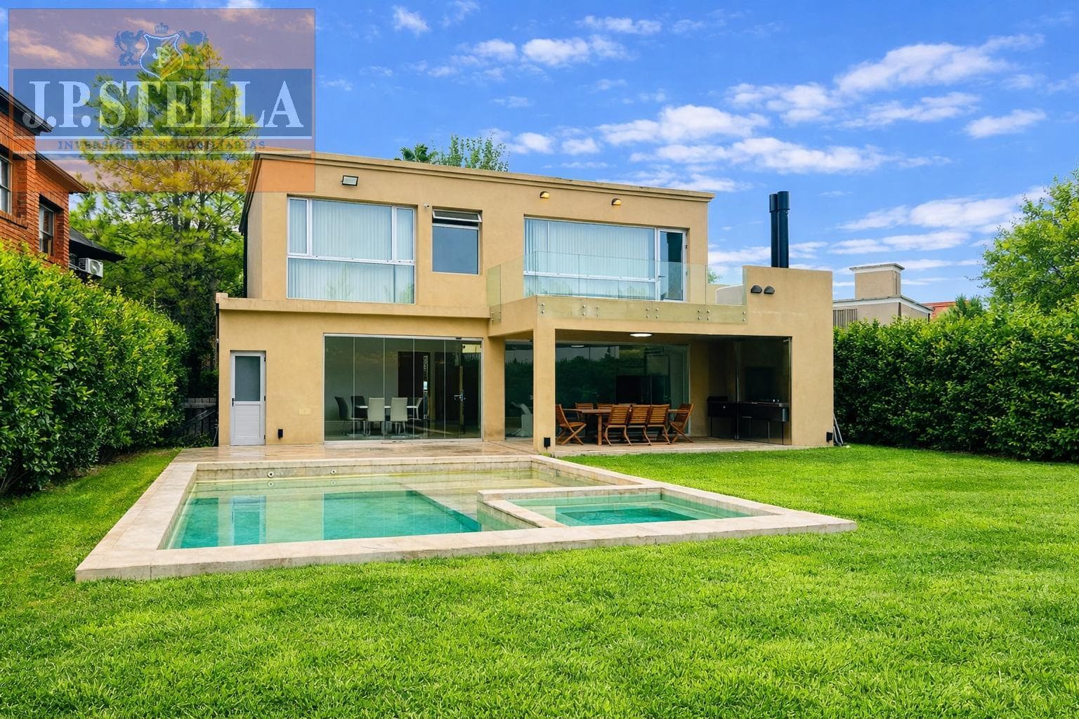 Excelente Casa 5 amb. 225 m² Cub en Lote de 496 m² en Banco Provincia De Bs. As.