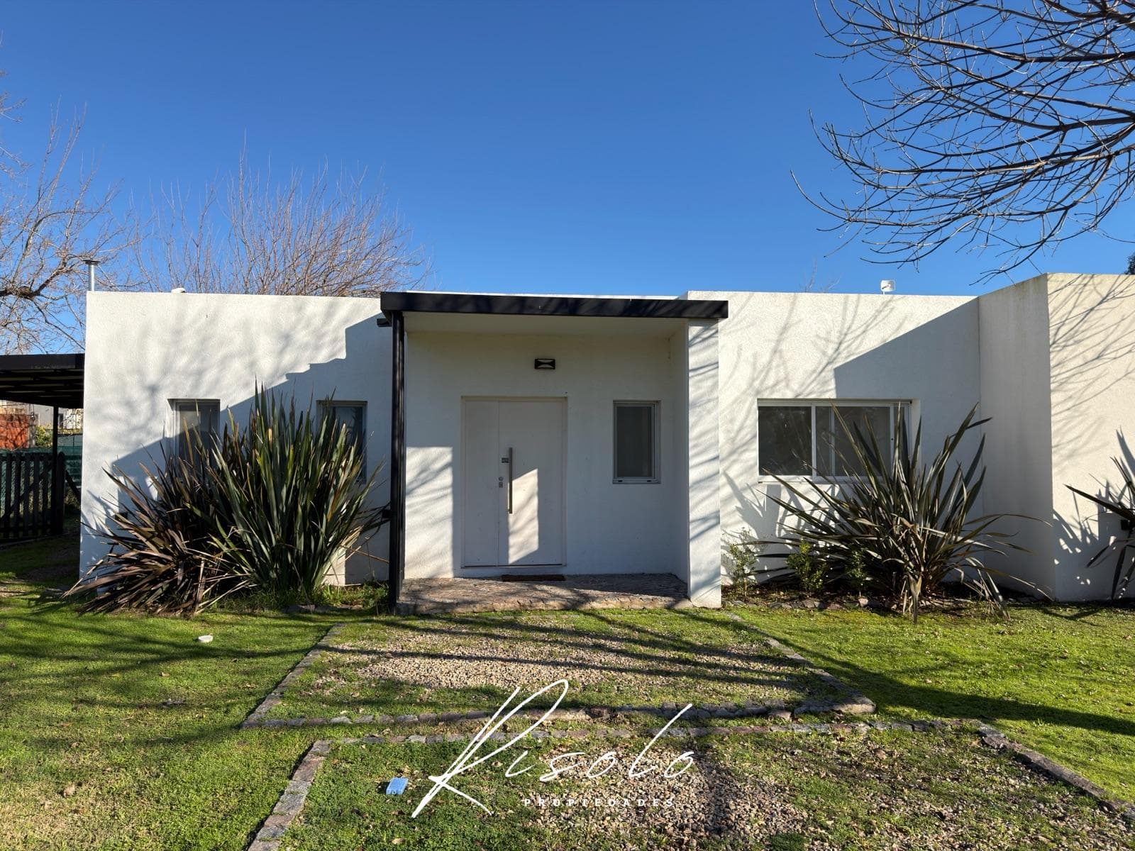 House for Sale on an Interior Lot. 3 bedrooms, office. Gated Community, Escobar