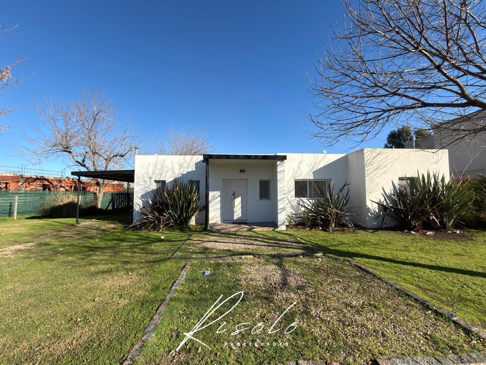 House for Sale on an Interior Lot. 3 bedrooms, office. Gated Community, Escobar