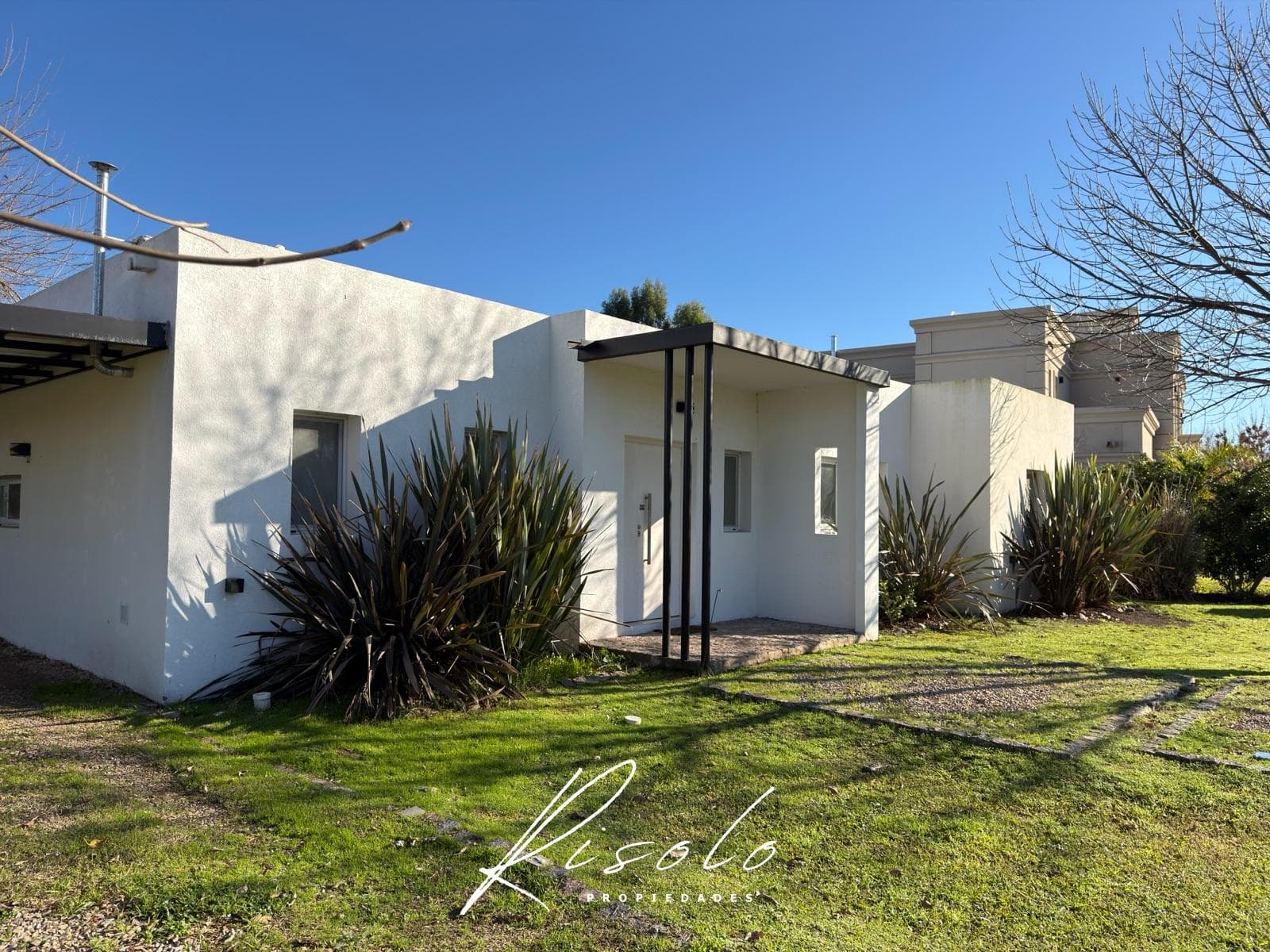 House for Sale on an Interior Lot. 3 bedrooms, office. Gated Community, Escobar