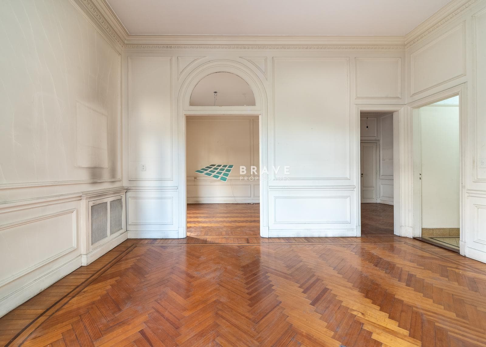6-BEDROOM APARTMENT FOR SALE—VERY BRIGHT, 100 CATAMARCA STREET.