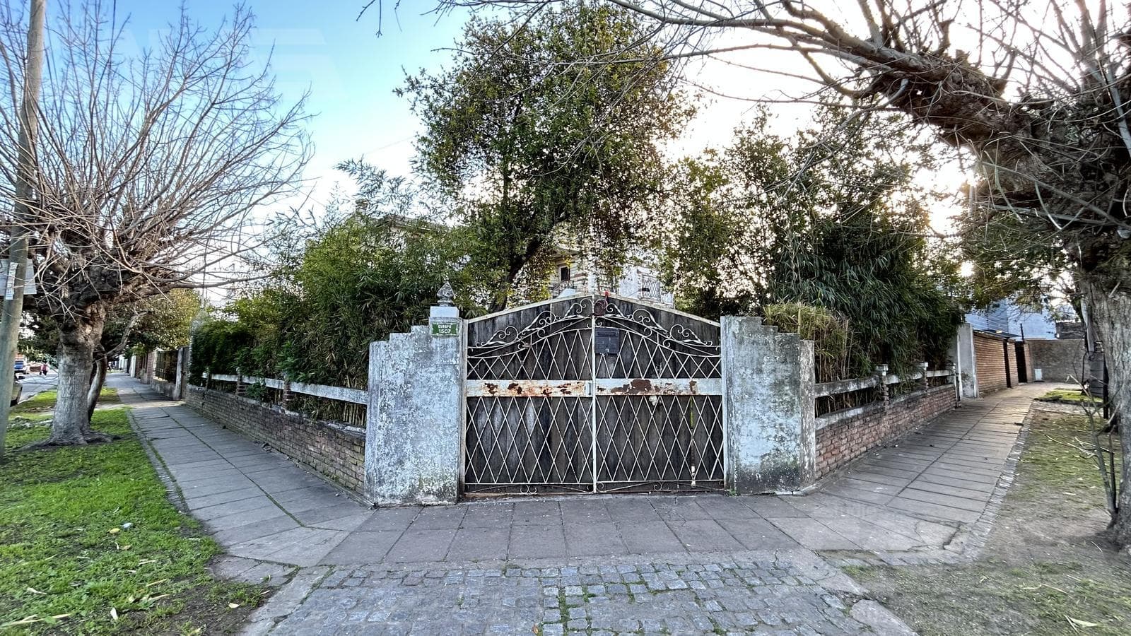 LAND FOR SALE | LARGE LOT | 274 M² | CORNER LOT | IDEAL FOR DEVELOPMENT