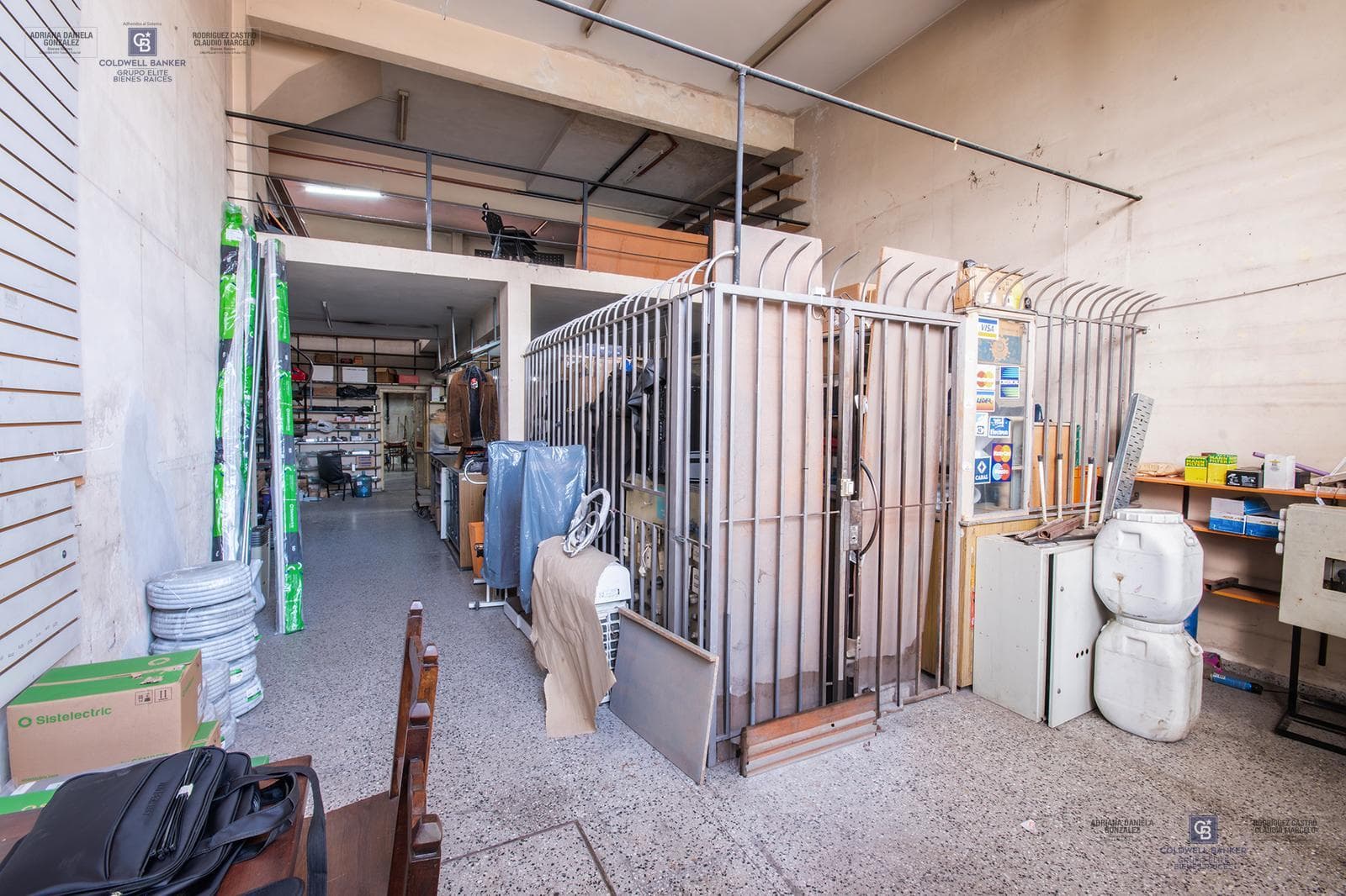 COMMERCIAL SPACE FOR SALE IN A CONDOMINIUM IN LOMAS DE ZAMORA.
