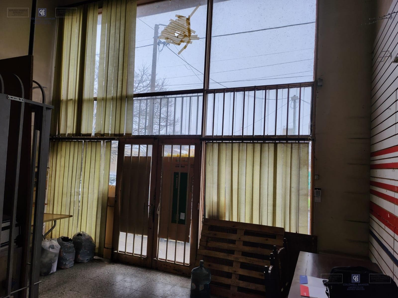 COMMERCIAL SPACE FOR SALE IN A CONDOMINIUM IN LOMAS DE ZAMORA.