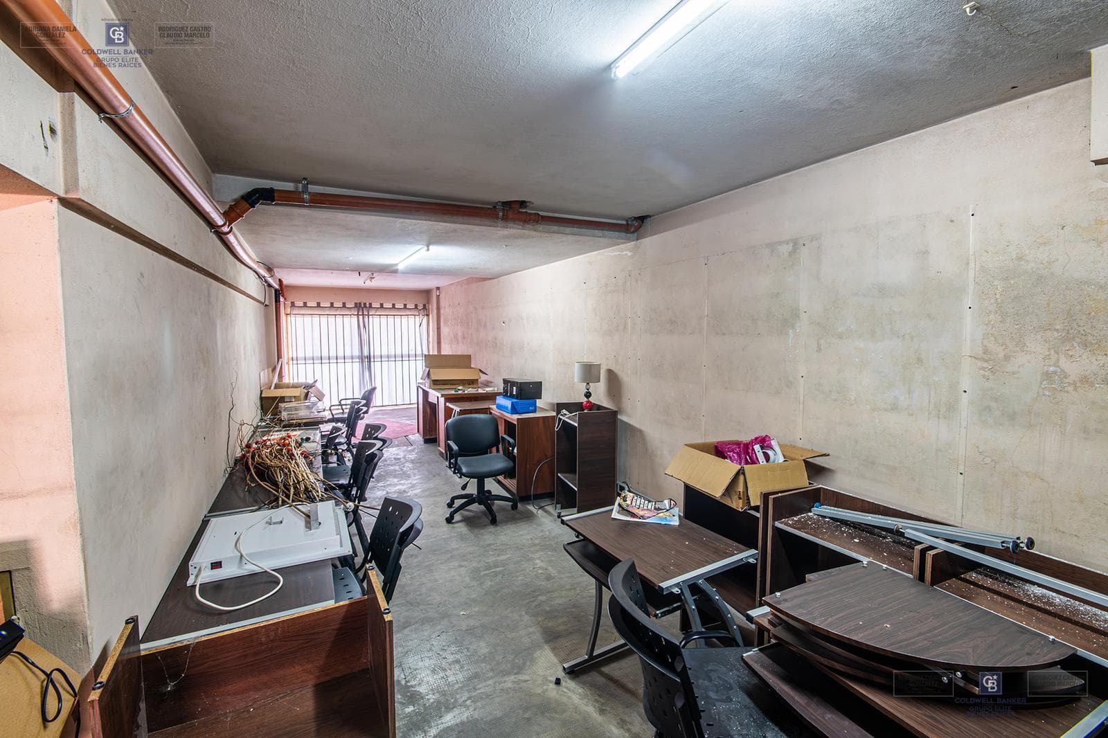 COMMERCIAL SPACE FOR SALE IN A CONDOMINIUM IN LOMAS DE ZAMORA.