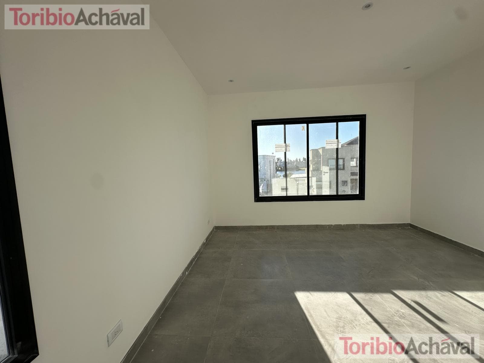 Excellent house in the Santa Ana neighborhood
