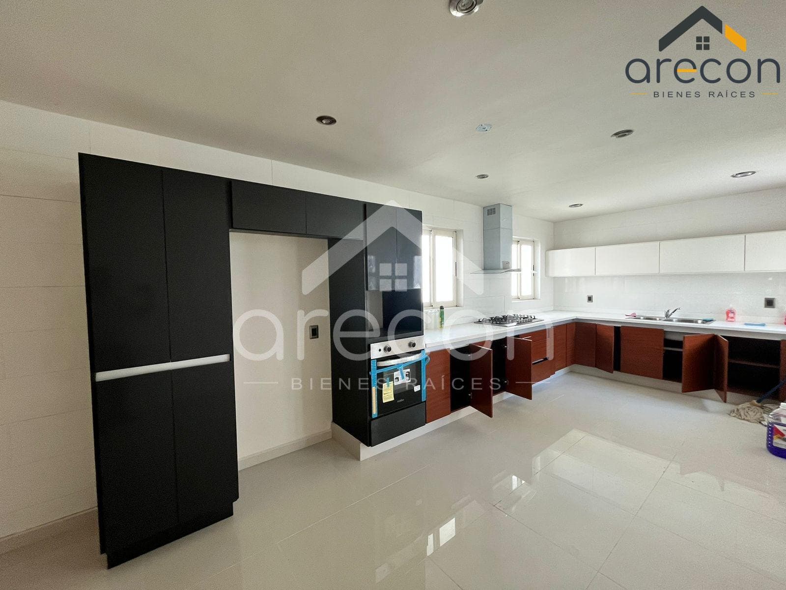 Casa Moderna en Venta, Cerca de la playa