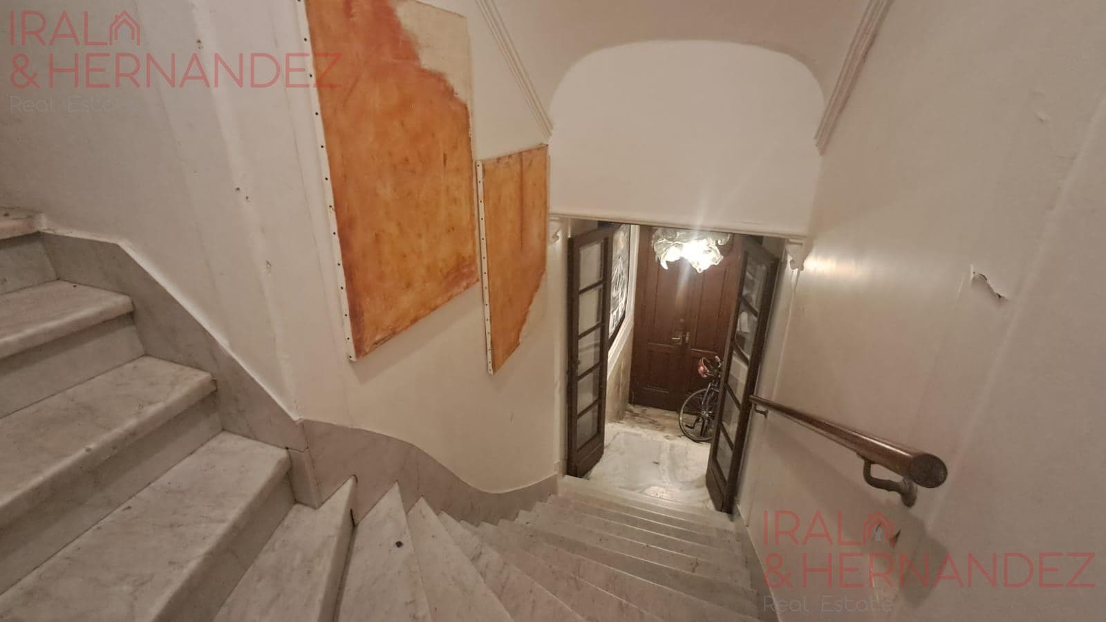 First-floor penthouse apartment for rent, facing the street, with its own terrace in Recoleta