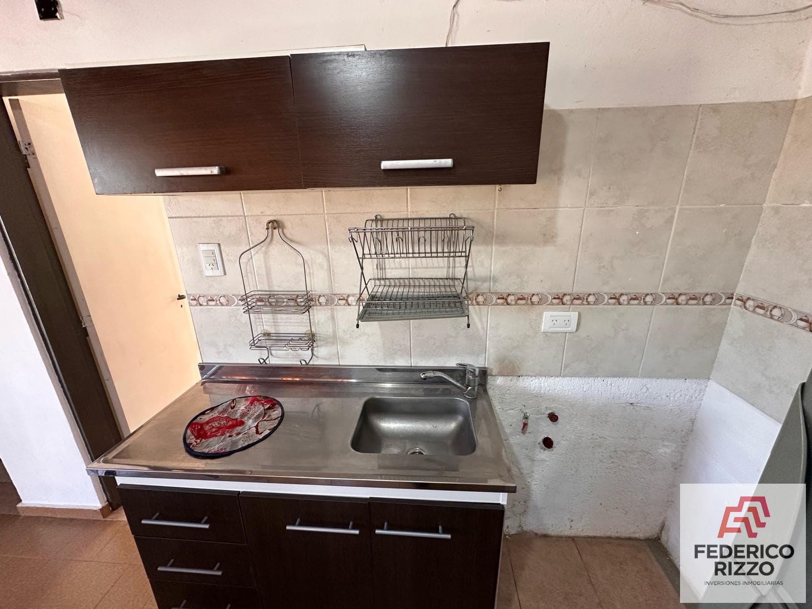 Upper-floor apartment for rent in Juniors! Furnished + no maintenance fees