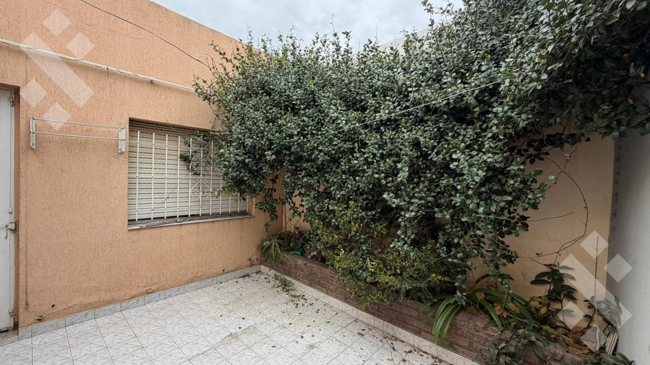 3-BEDROOM HOUSE COMMERCIAL SPACE - MARIANO MORENO NEIGHBORHOOD, NEUQUÉN