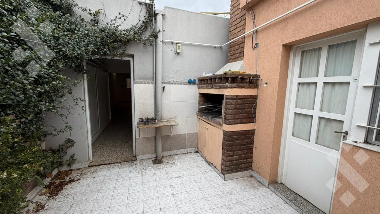 3-BEDROOM HOUSE COMMERCIAL SPACE - MARIANO MORENO NEIGHBORHOOD, NEUQUÉN