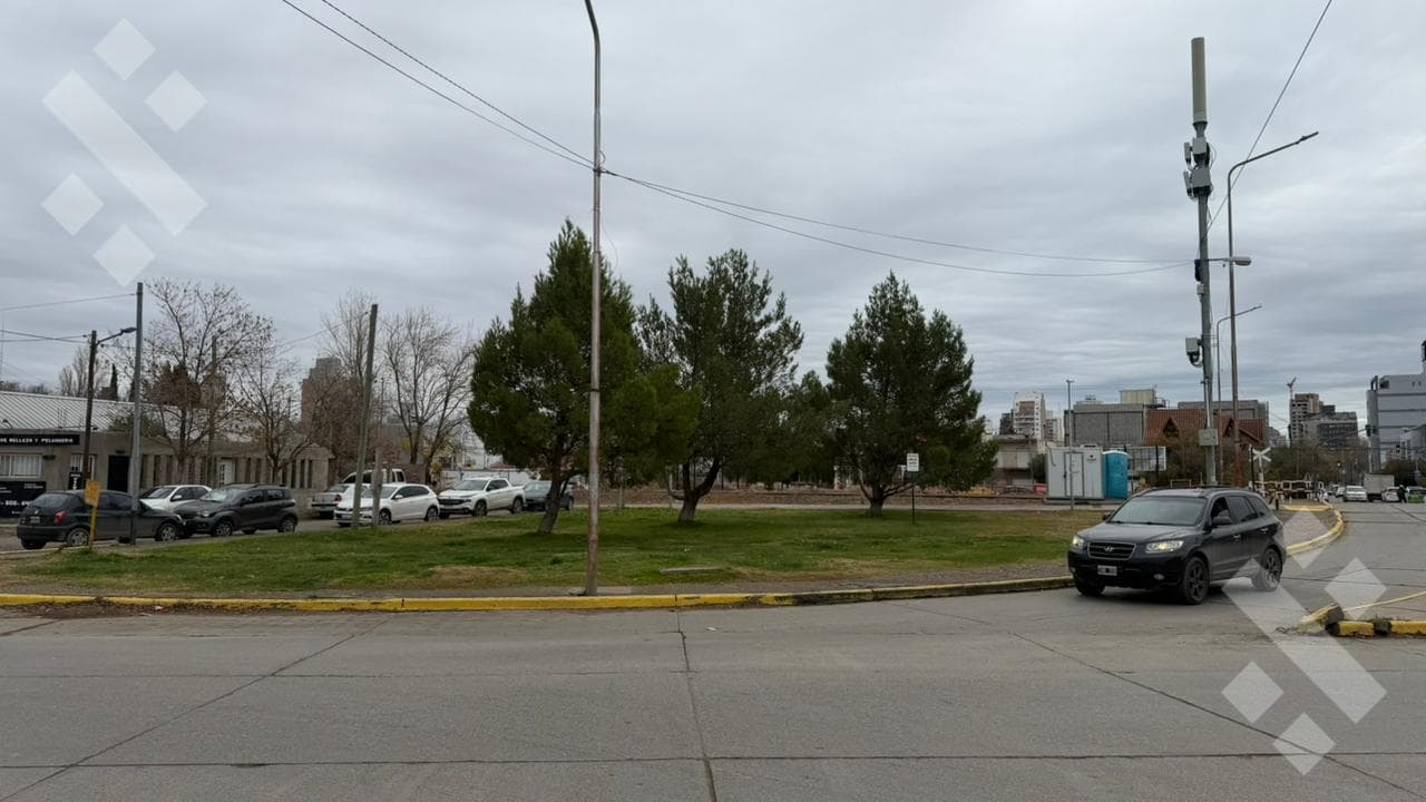 3-BEDROOM HOUSE COMMERCIAL SPACE - MARIANO MORENO NEIGHBORHOOD, NEUQUÉN