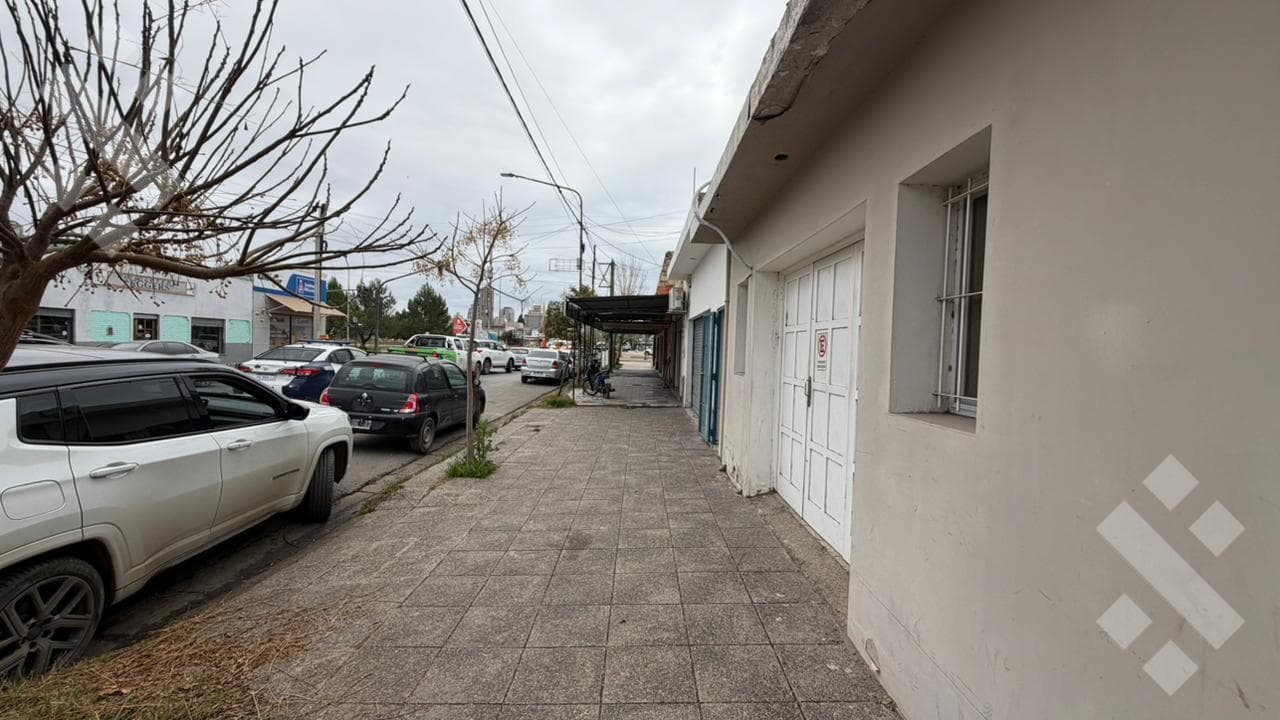 3-BEDROOM HOUSE COMMERCIAL SPACE - MARIANO MORENO NEIGHBORHOOD, NEUQUÉN