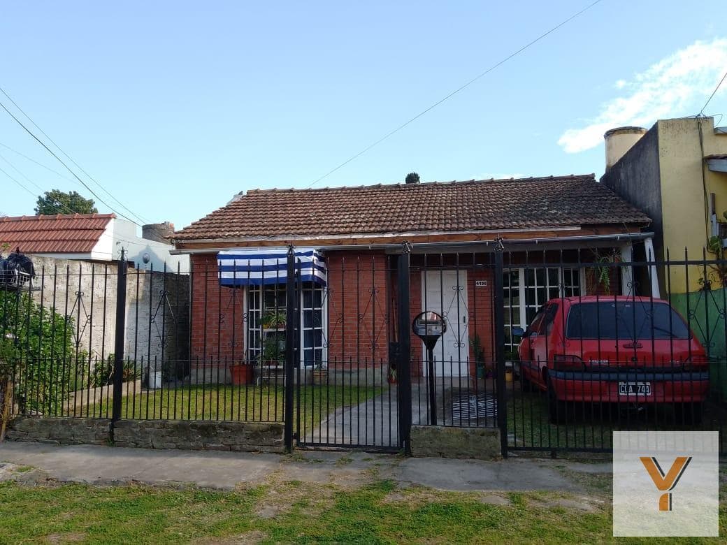 House for Sale - 3 Bedrooms, 2 Bathrooms - 480 m - Berazategui