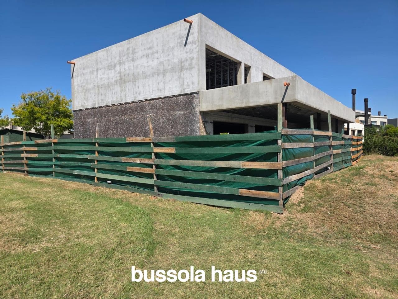 House under construction with 3 bedrooms overlooking the lake in Marinas Puertos del Lago