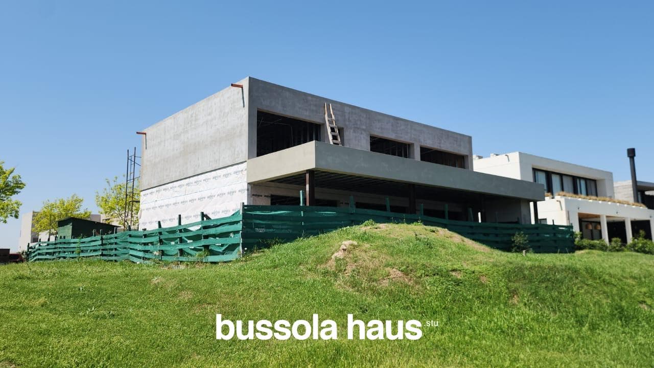 House under construction with 3 bedrooms overlooking the lake in Marinas Puertos del Lago