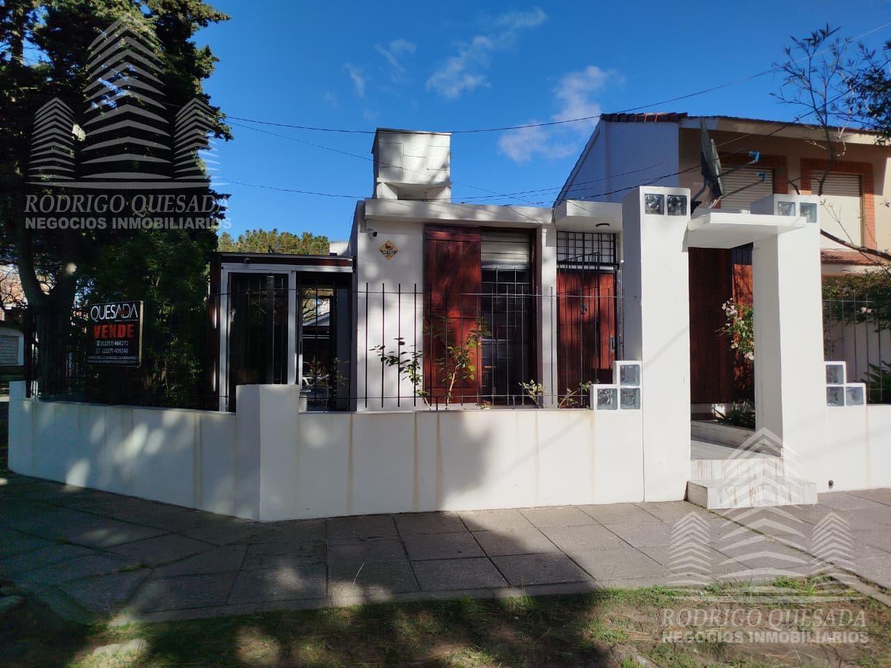 Great Corner Lot Opportunity: Two Detached Homes with a Pool and a Barbecue Area!