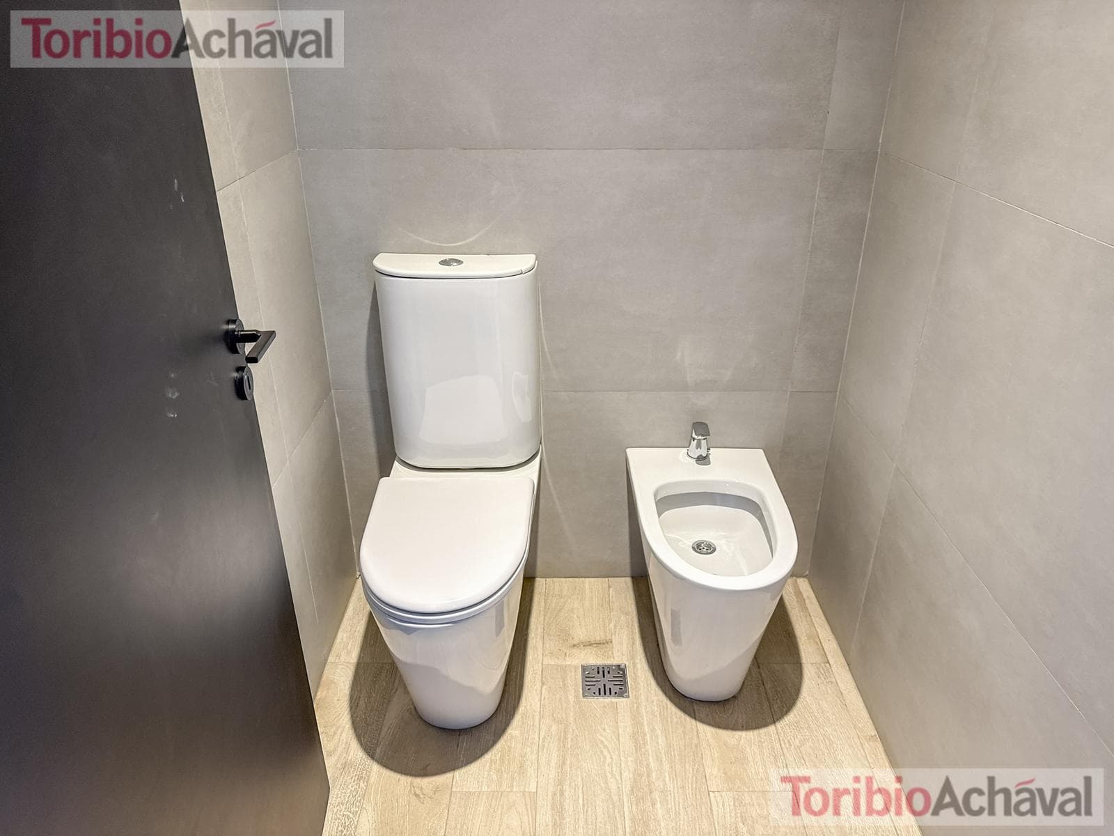 An incredible, brand-new modern-style home in the Amarras neighborhood of Puertos del Lago.