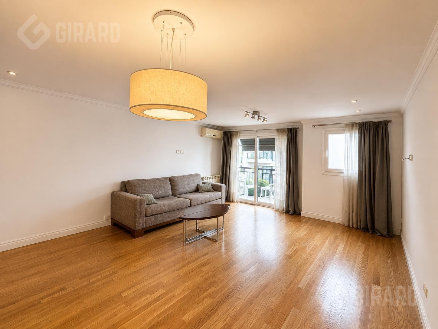 4-room apartment, on the second floor, in a high-end building in the Güemes neighborhood. 3 designated parking spaces