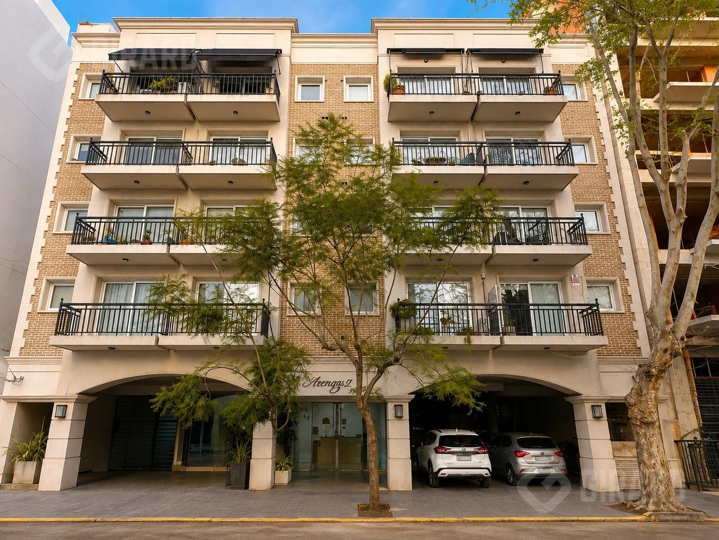4-room apartment, on the second floor, in a high-end building in the Güemes neighborhood. 3 designated parking spaces