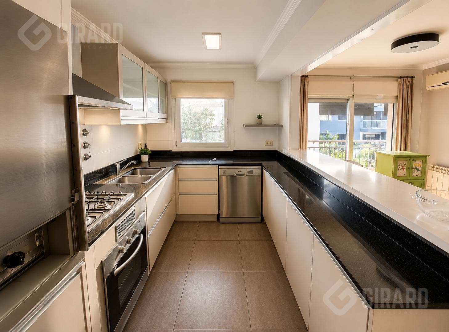 4-room apartment, on the second floor, in a high-end building in the Güemes neighborhood. 3 designated parking spaces