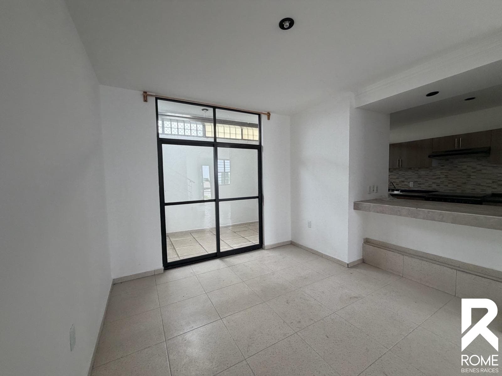 HOUSE FOR SALE IN PRIVADA PIERTA GRANDE, CELAYA