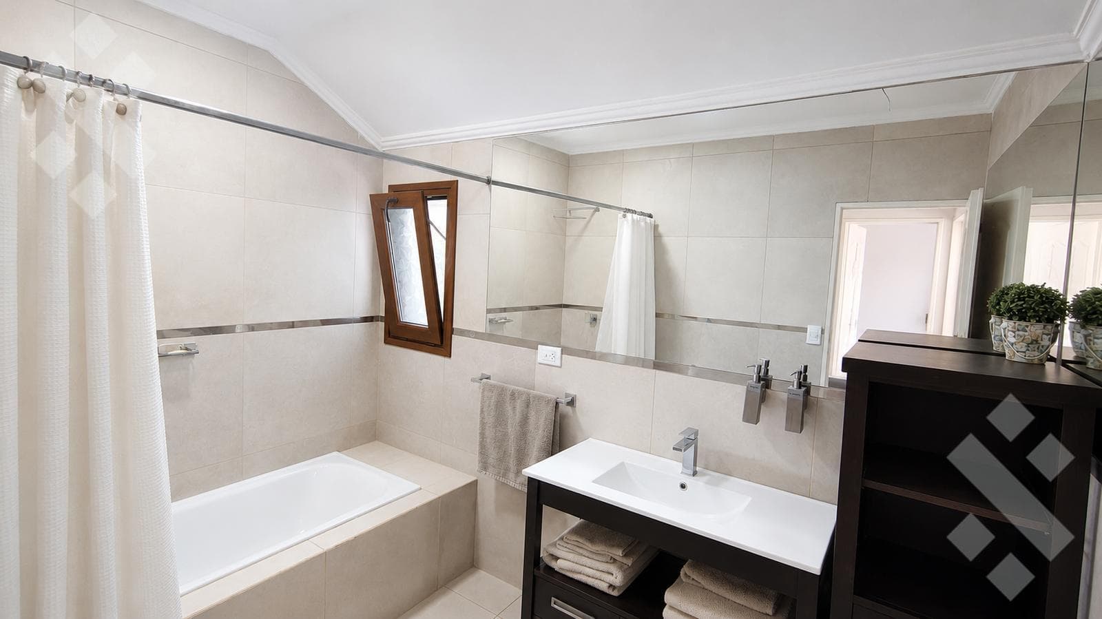 FOR SALE: Executive-Level Home in the Finca Villa Muluen Gated Community, Plottier