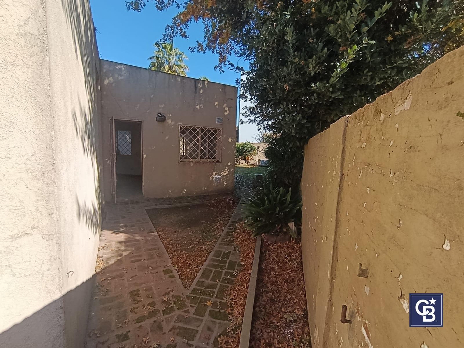 House in need of renovation in downtown Escobar