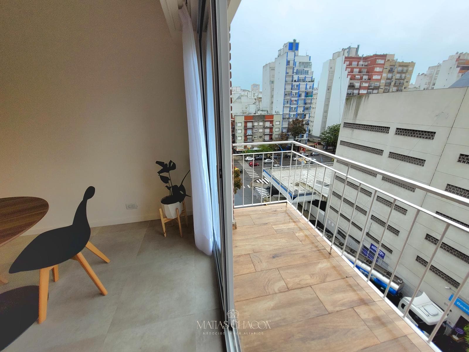 2-room apartment facing the street with an attached garage