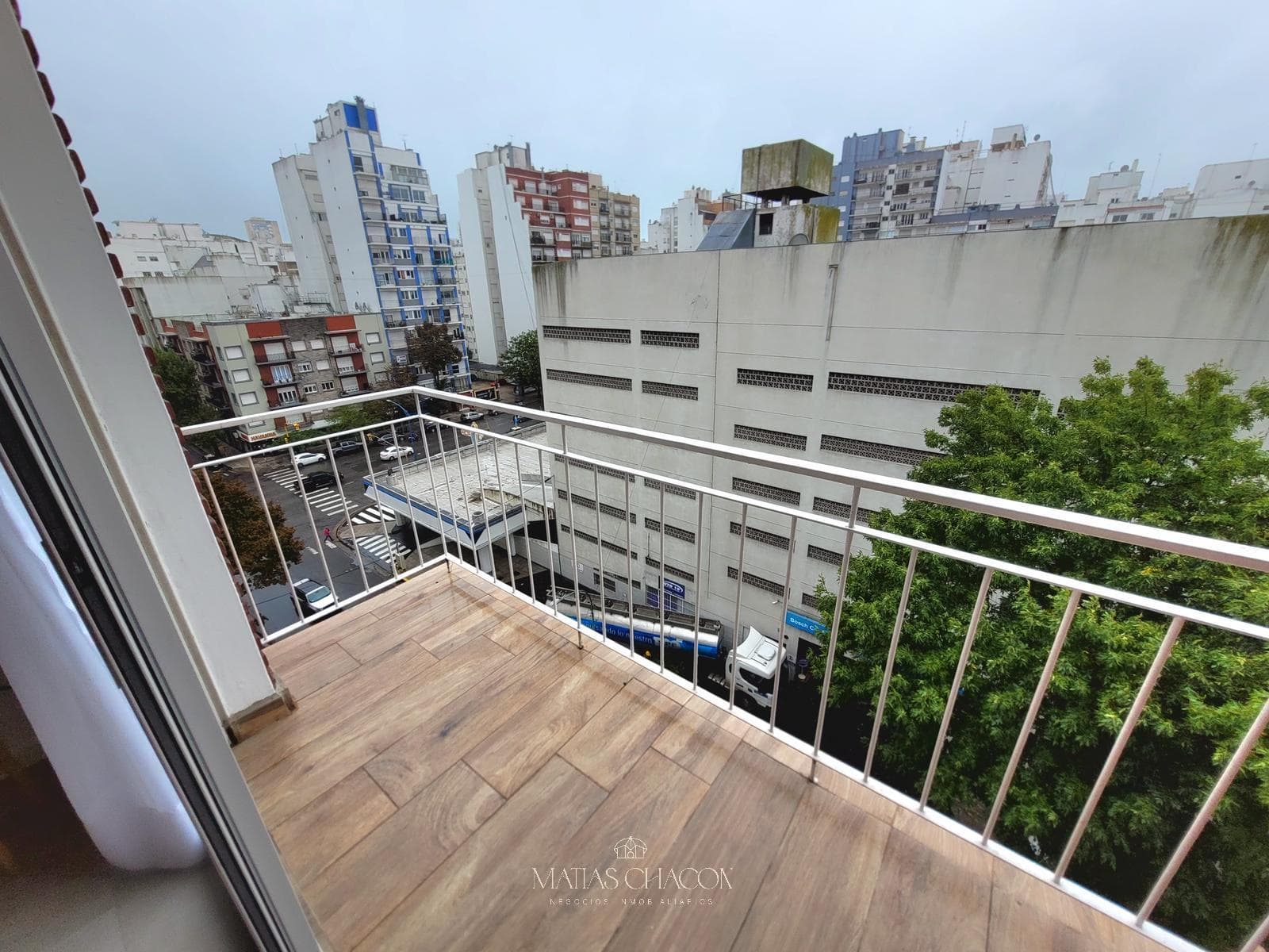 2-room apartment facing the street with an attached garage
