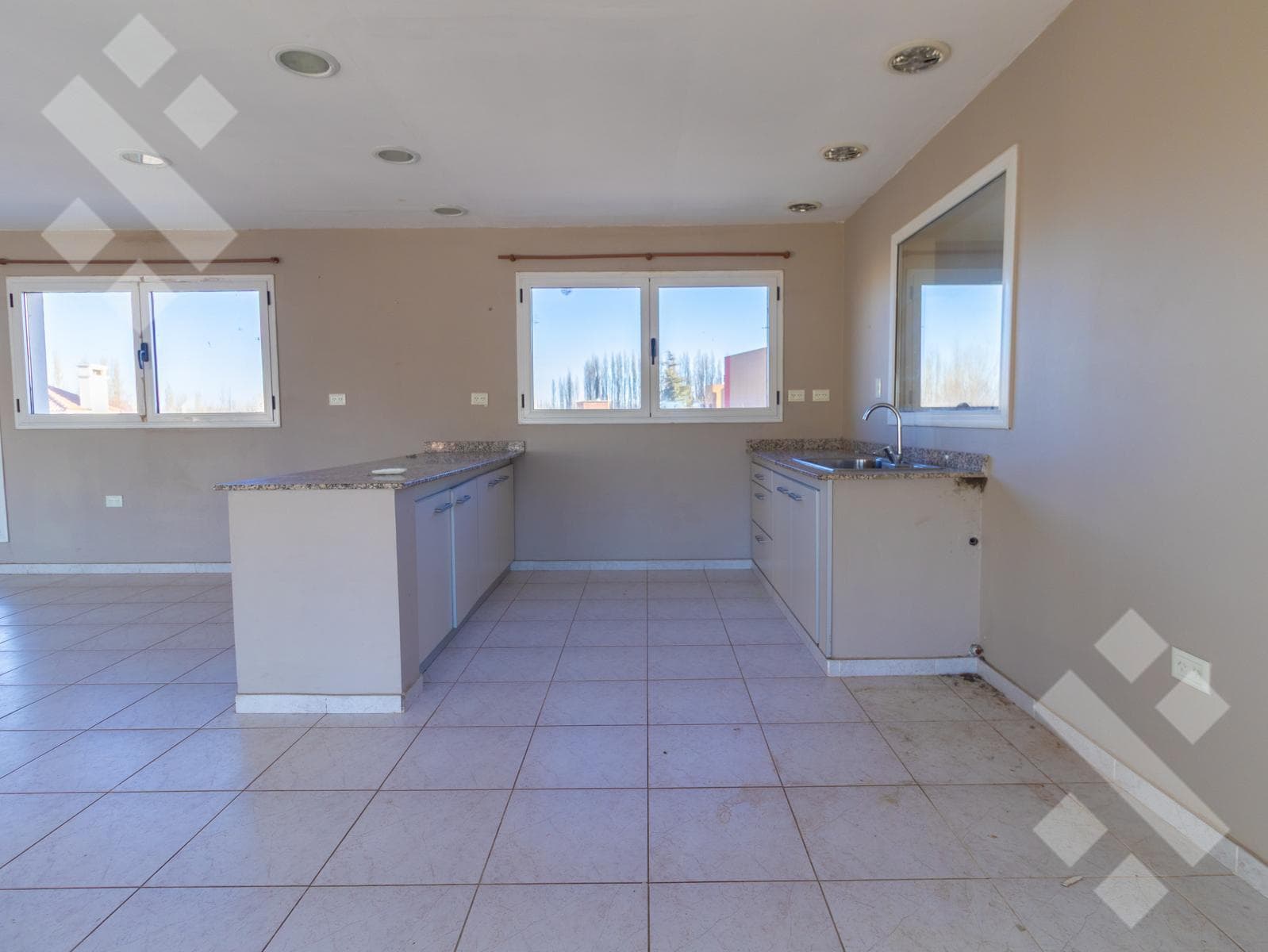 3-Bedroom House for Sale with Pool - Comahue Golf Club Neighborhood - Neuquén City