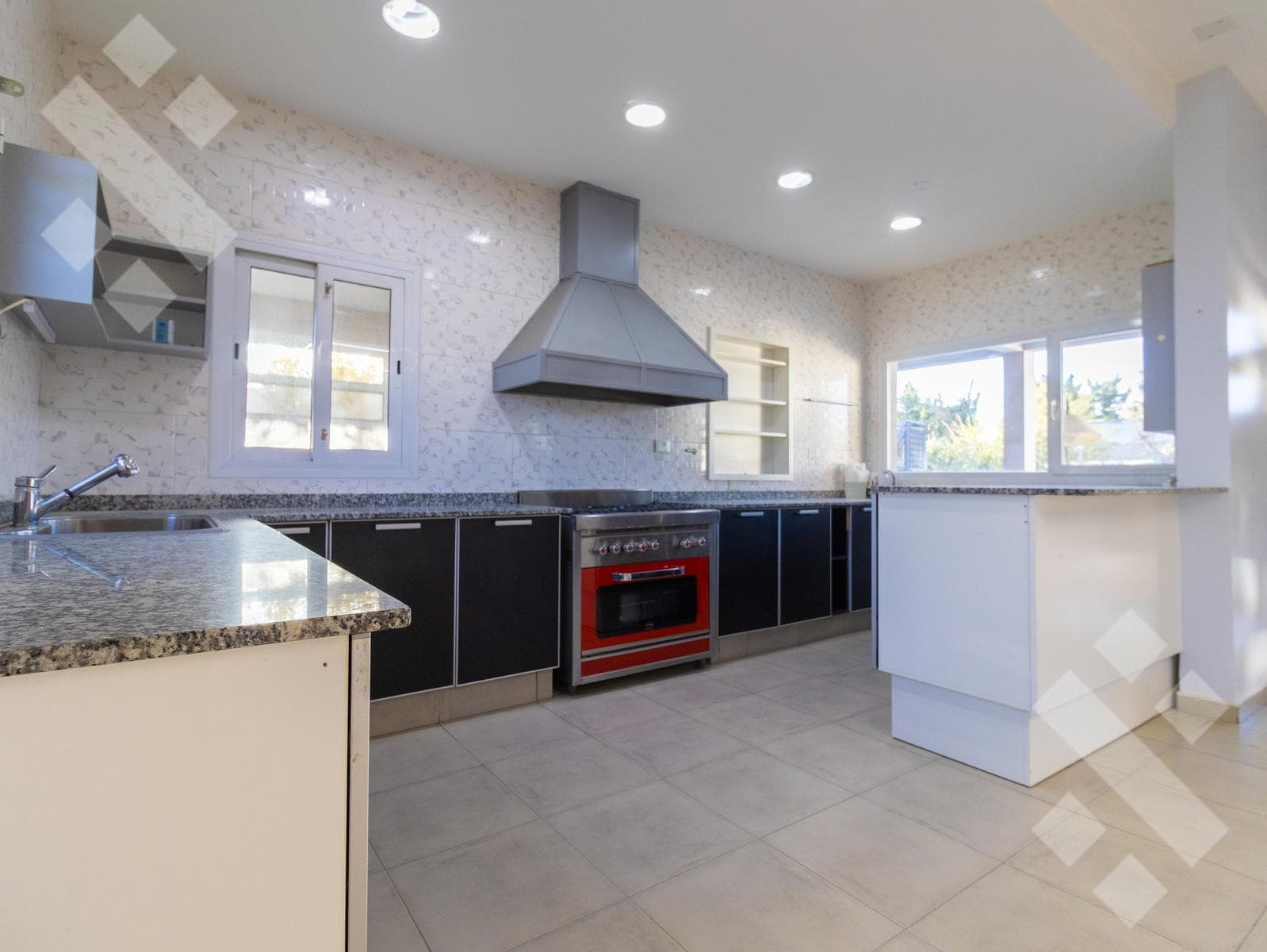 3-Bedroom House for Sale with Pool - Comahue Golf Club Neighborhood - Neuquén City