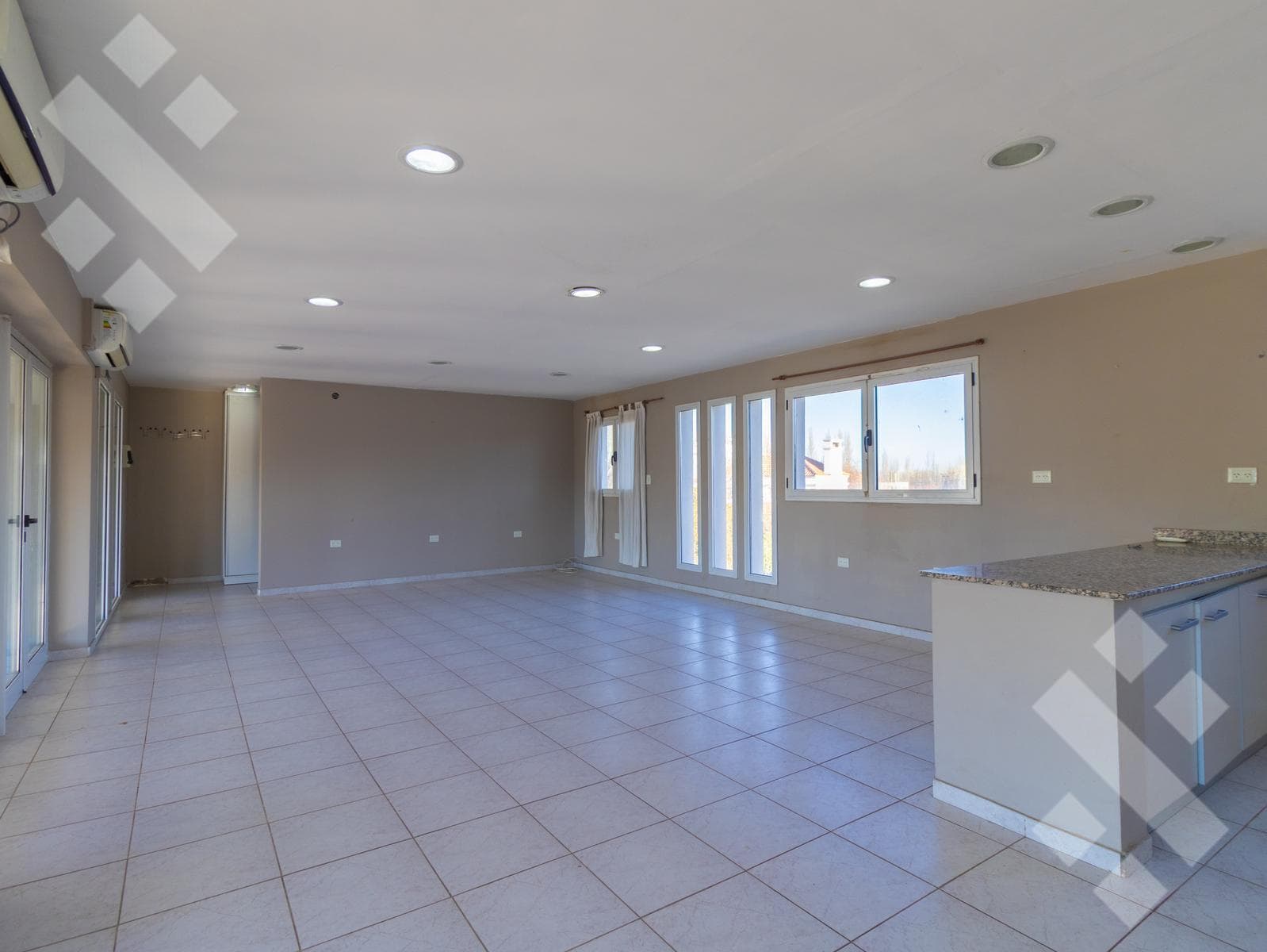 3-Bedroom House for Sale with Pool - Comahue Golf Club Neighborhood - Neuquén City