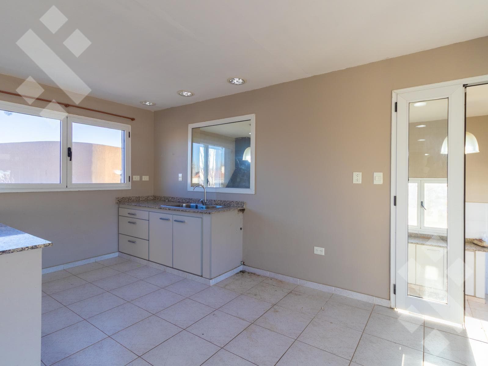 3-Bedroom House for Sale with Pool - Comahue Golf Club Neighborhood - Neuquén City