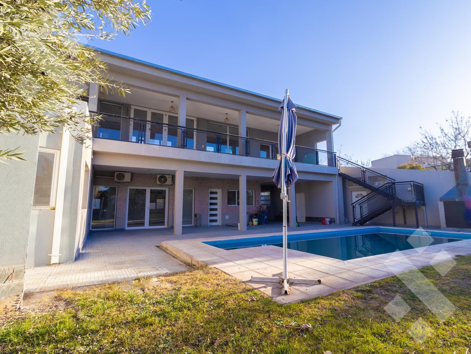 3-Bedroom House for Sale with Pool - Comahue Golf Club Neighborhood - Neuquén City