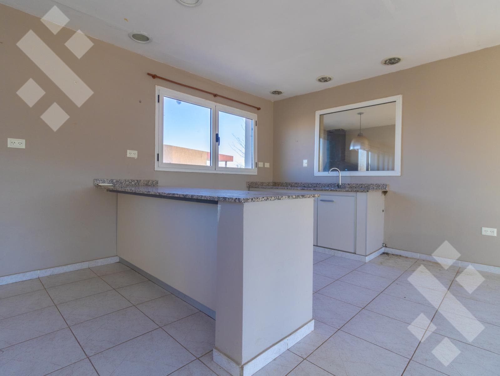 3-Bedroom House for Sale with Pool - Comahue Golf Club Neighborhood - Neuquén City