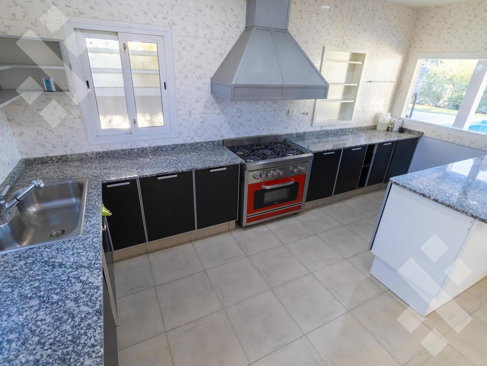 3-Bedroom House for Sale with Pool - Comahue Golf Club Neighborhood - Neuquén City