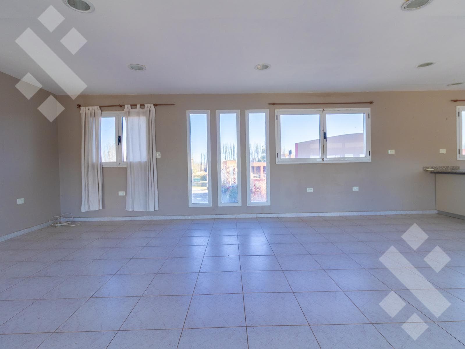 3-Bedroom House for Sale with Pool - Comahue Golf Club Neighborhood - Neuquén City