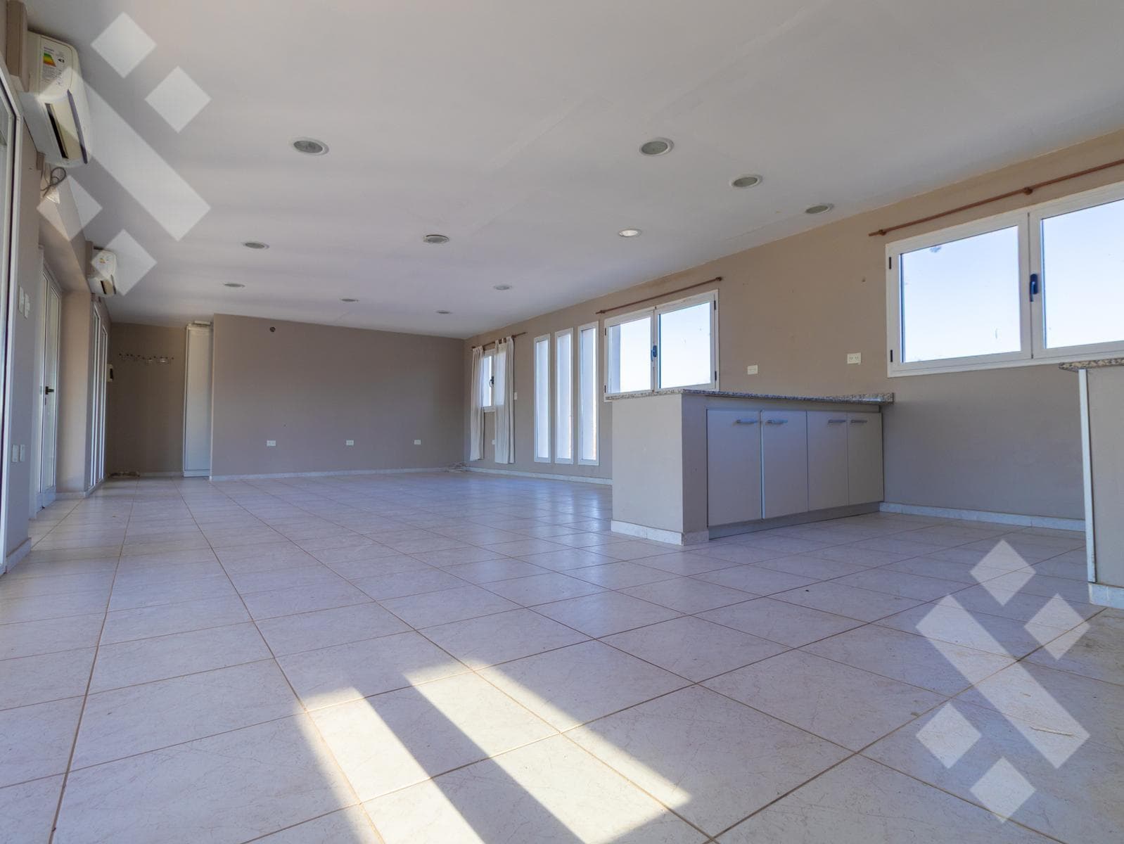 3-Bedroom House for Sale with Pool - Comahue Golf Club Neighborhood - Neuquén City