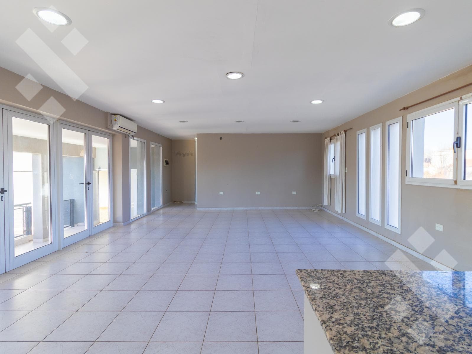 3-Bedroom House for Sale with Pool - Comahue Golf Club Neighborhood - Neuquén City