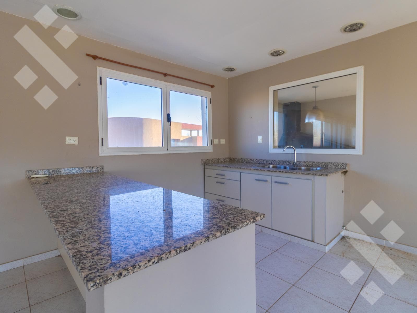 3-Bedroom House for Sale with Pool - Comahue Golf Club Neighborhood - Neuquén City