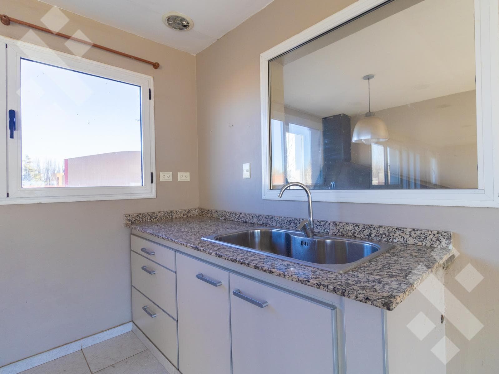 3-Bedroom House for Sale with Pool - Comahue Golf Club Neighborhood - Neuquén City