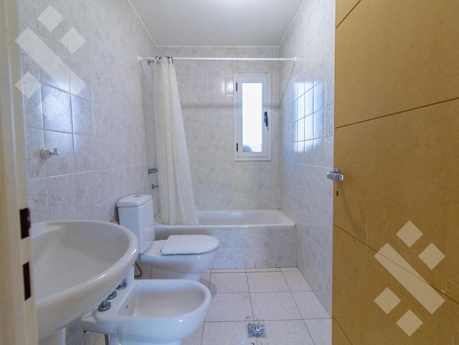3-Bedroom House for Sale with Pool - Comahue Golf Club Neighborhood - Neuquén City